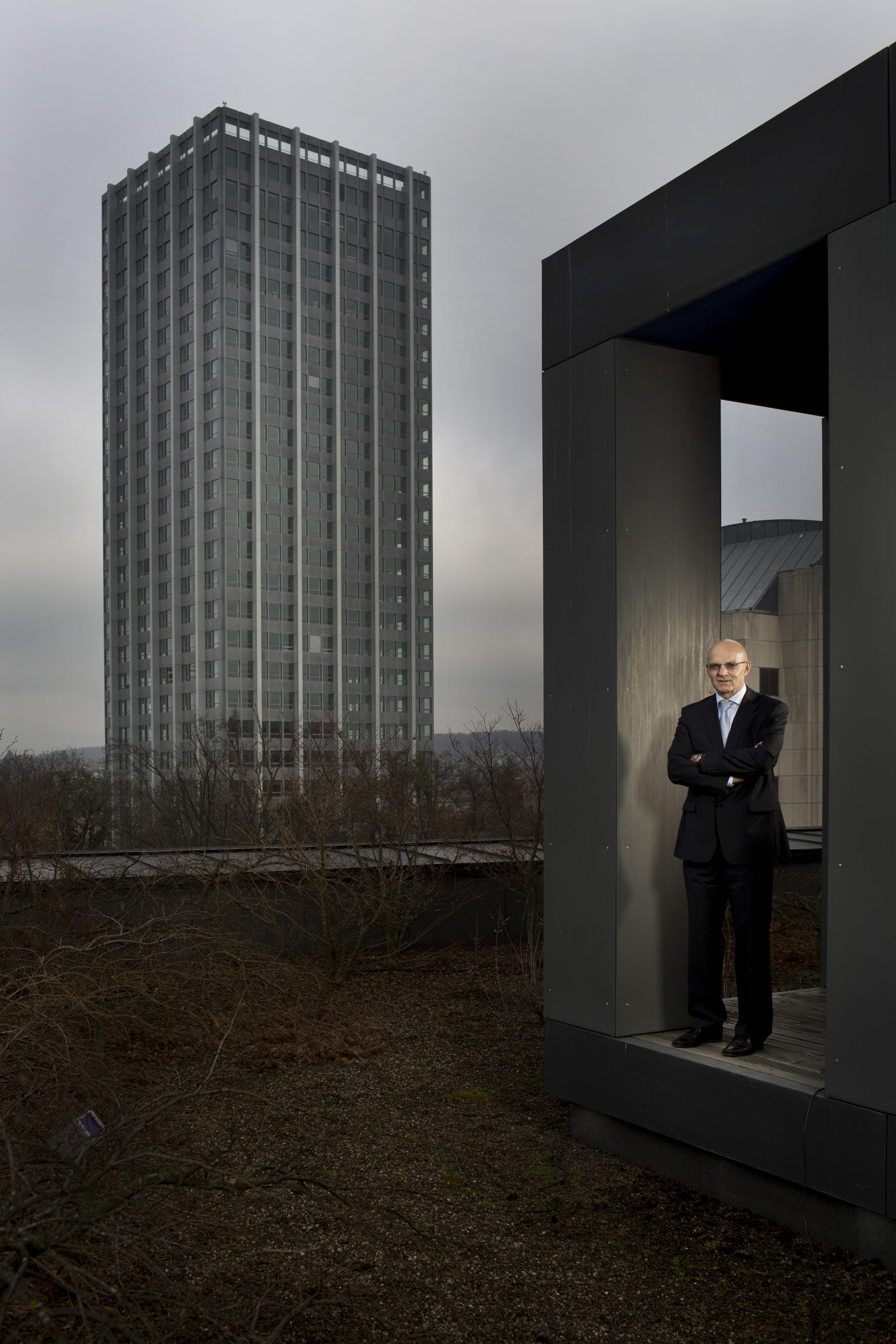 Klaus Stahlmann, CEO Sulzer, im Sulzer-Hauptsitz in Winterthur am Montag (19.11.2012). Der Blick auf das Hochhaus im Bildhintergrund ist bewusst, da im Interview der geplante Umzug in dieses Gebäude thematisiert wird. Foto: Heike Grasser