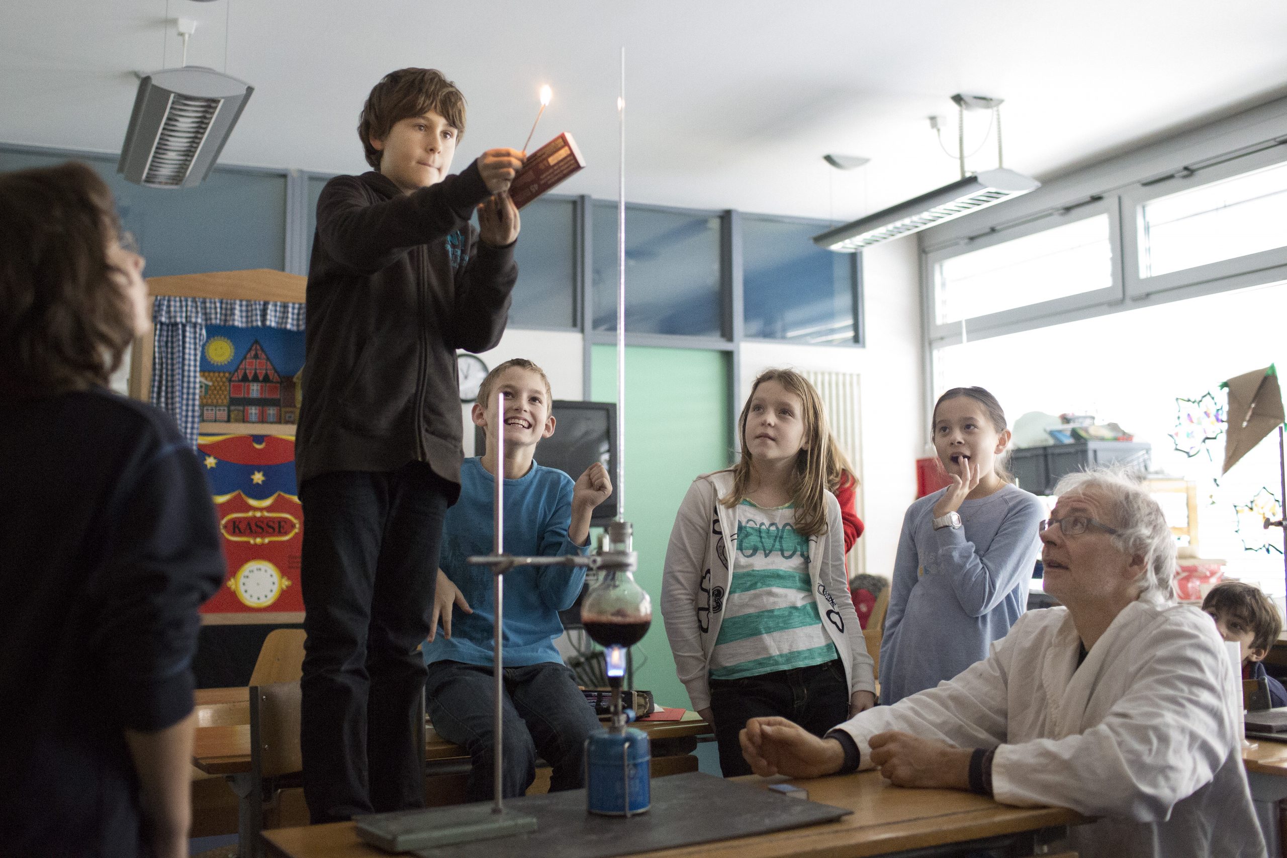 Julian beim Alkohol-brennen-Experiment in der Schule Talenta für hochbegabte Kinder in Zürich am Donnerstag (22.11.2011). Foto: Heike Grasser