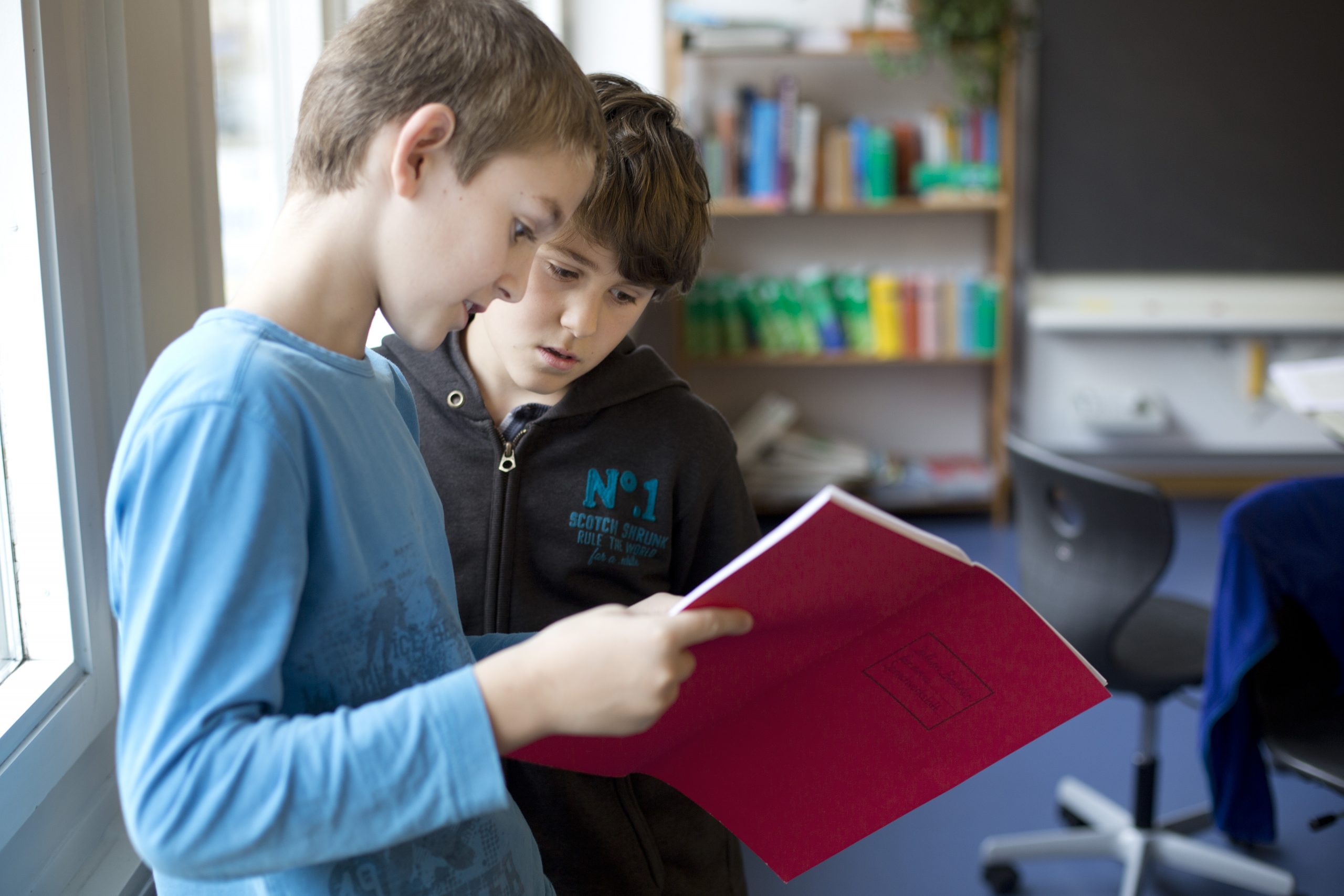Lukas (blauer Pulli) und Julian in der Schule Talenta für hochbegabte Kinder in Zürich am Donnerstag (22.11.2011). Foto: Heike Grasser