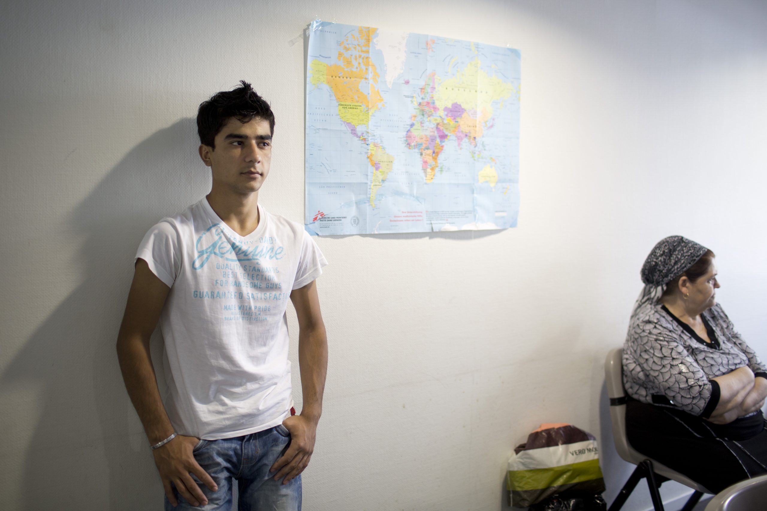 Ein asylsuchender Mann aus Afganistan wartet mit anderen Asylsuchenden auf die Bearbeitung iseines Antrages in einem Asylheim in Basel am Dienstag (21.08.2012). Foto: Heike Grasser