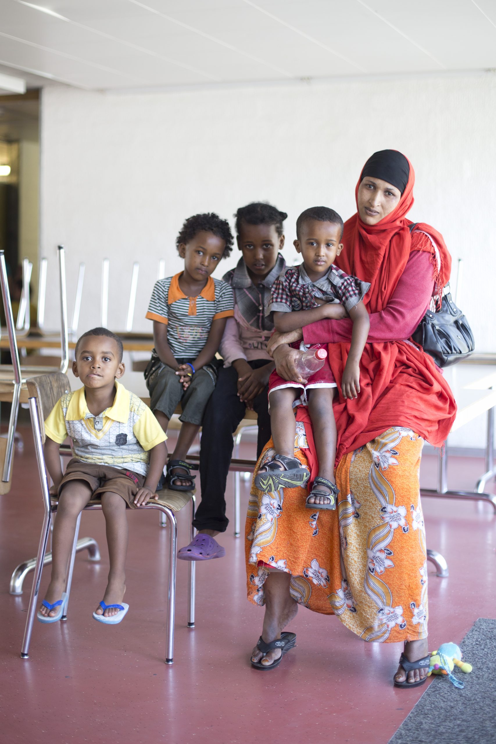 Bewohner in aus Eritrea mit ihren Kindern wartet in einem Asylheim in Basel am Dienstag (21.08.2012) auf die Bearbeitung ihres Antrags. Foto: Heike Grasser