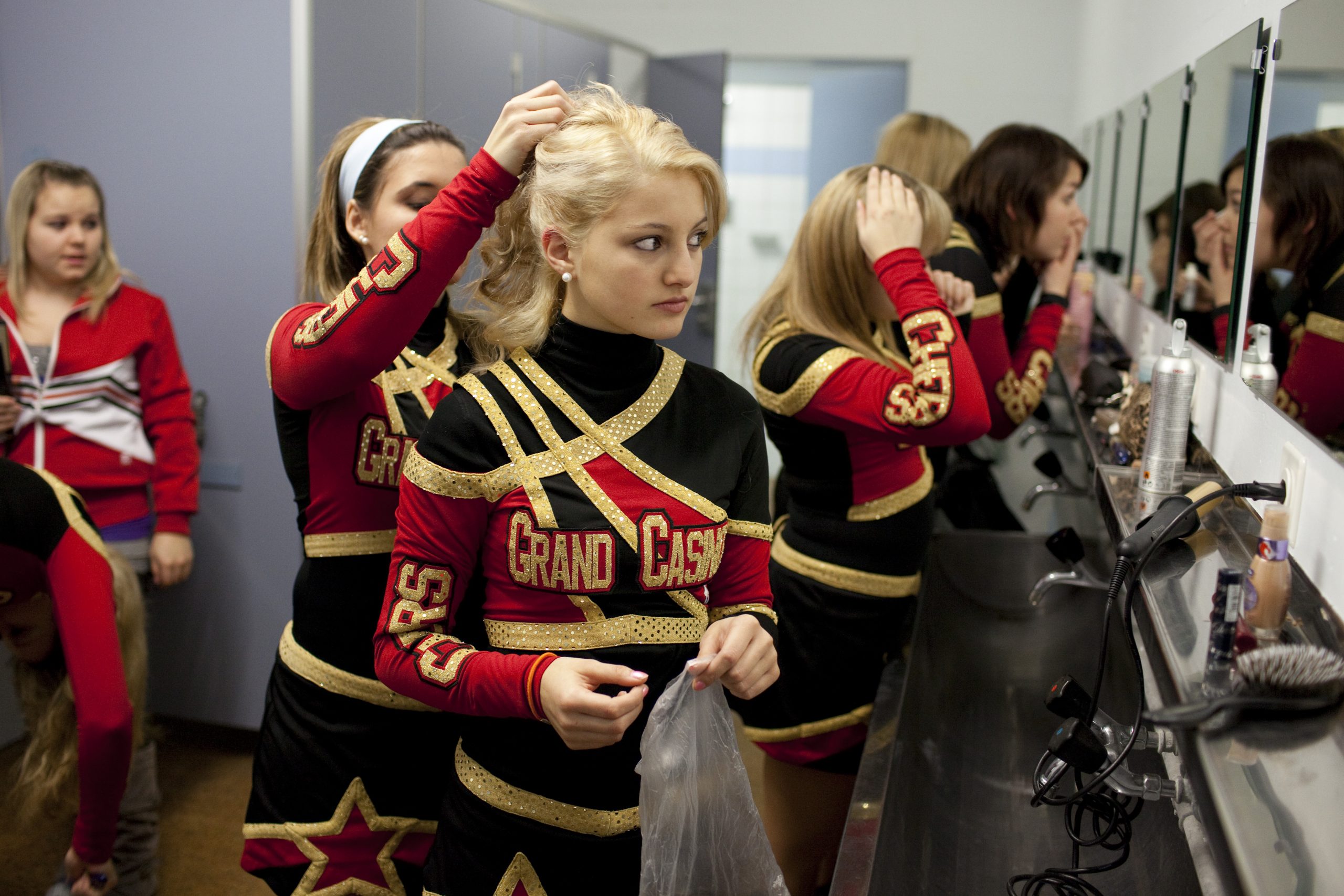 Cheerleaderinnen vor dem Auftritt in der Postfinance-Arena in Bern am Dienstag (21.12.2010). Foto: Heike Grasser