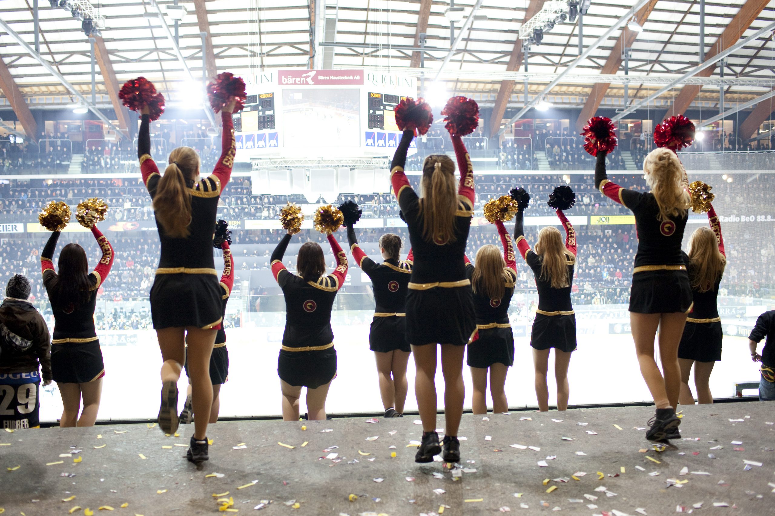 Cheerleaderinnen beim Auftritt in der Postfinance-Arena in Bern am Dienstag (21.12.2010). Foto: Heike Grasser