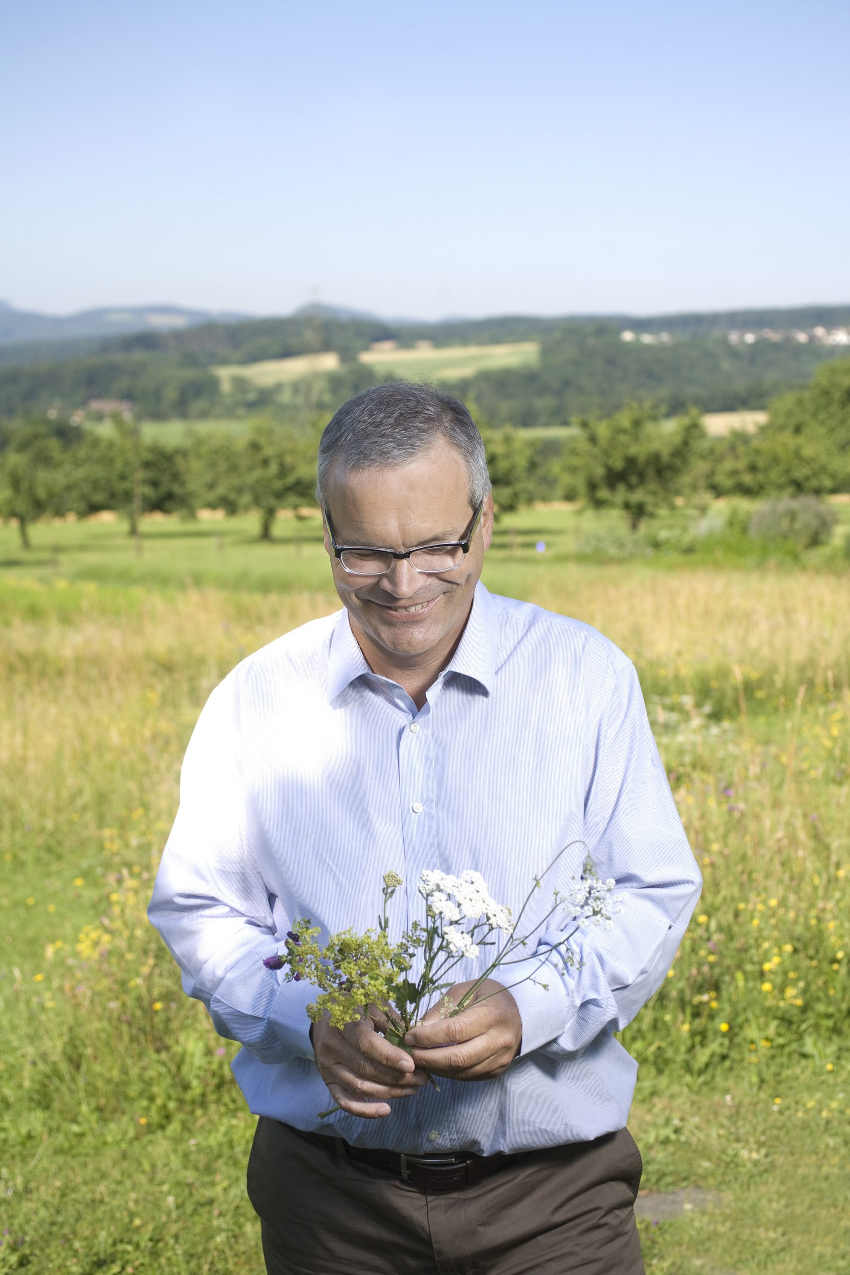 Felix Richterich, Verwaltungsratspräsident der Ricola AG und Enkel des Firmengründers, im Kräutergarten von Ricola bei Nenzlingen am Mittwoch (07.07.2010). Foto: Heike Grasser
