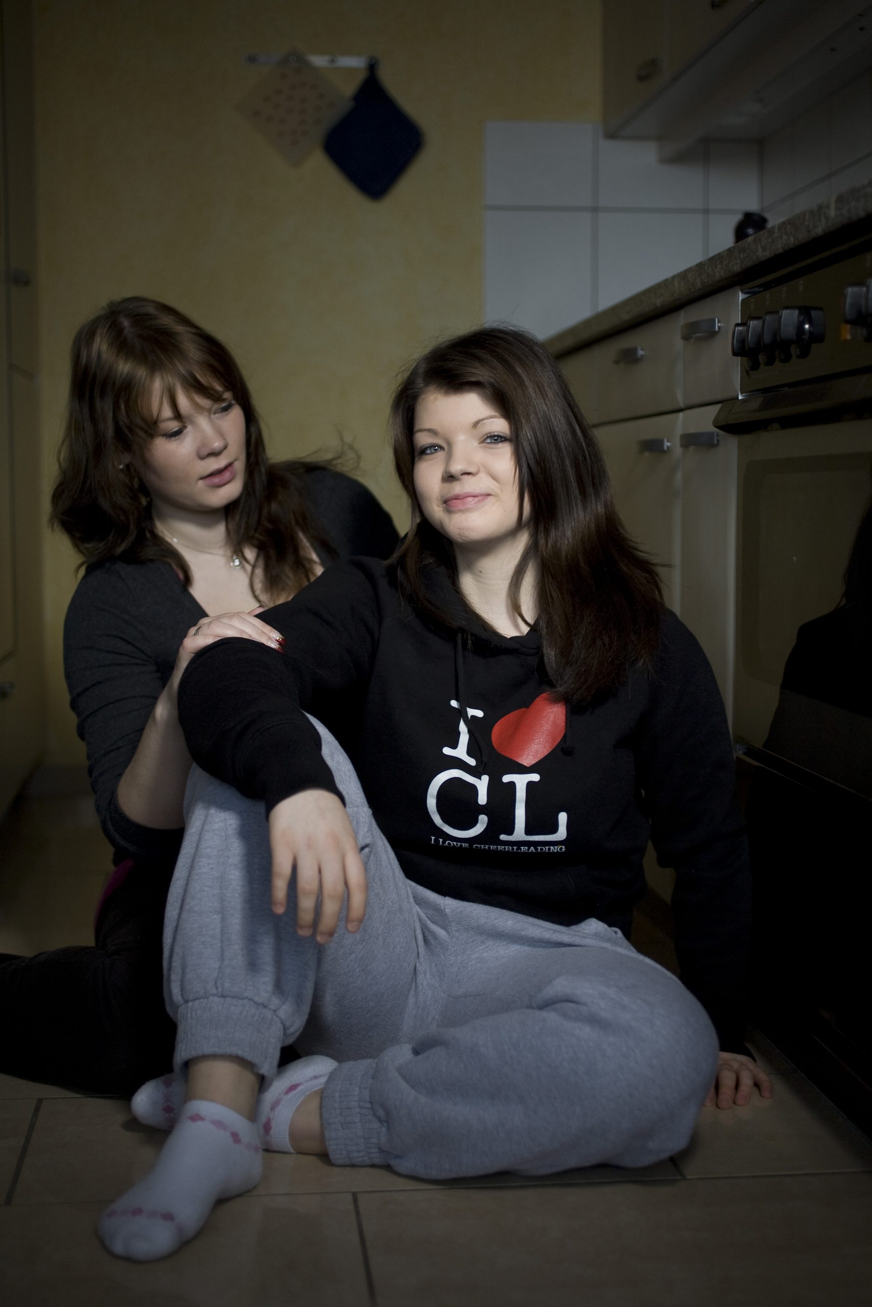 Die Cheerleader-Schwestern Tamara (rechts) und Michelle in ihrem Elternhaus in Kaufdorf am Donnerstag (30.12.2010). Foto: Heike Grasser