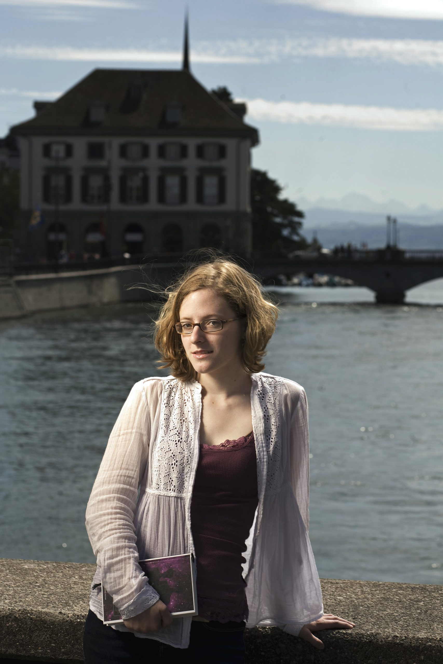 Fabia Morger in Zrich auf der Gemsebrcke (Hintergrund Zrichsee) am 11.08.2011. Foto: Heike Grasser